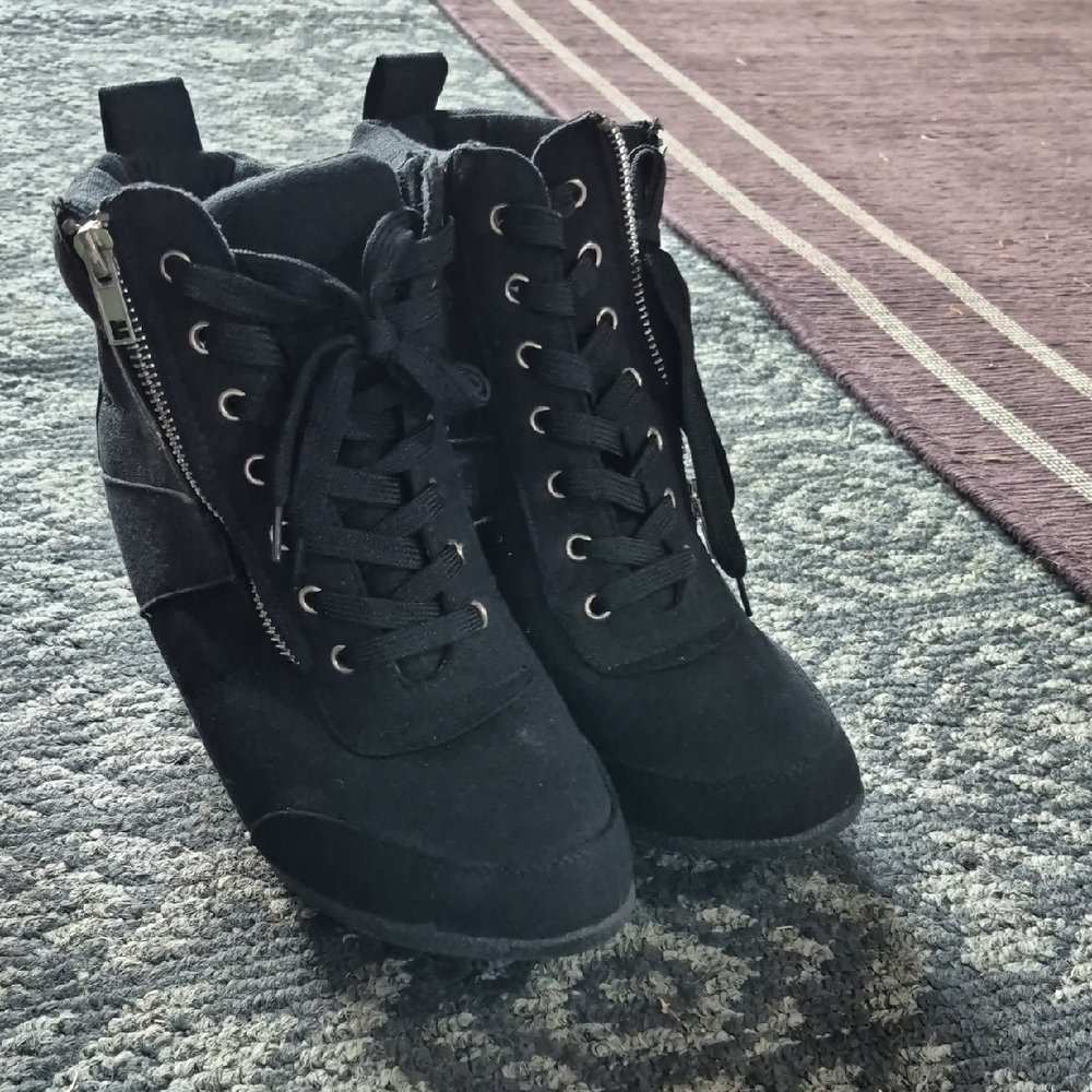 Zipper Wedge Booties Sz 8